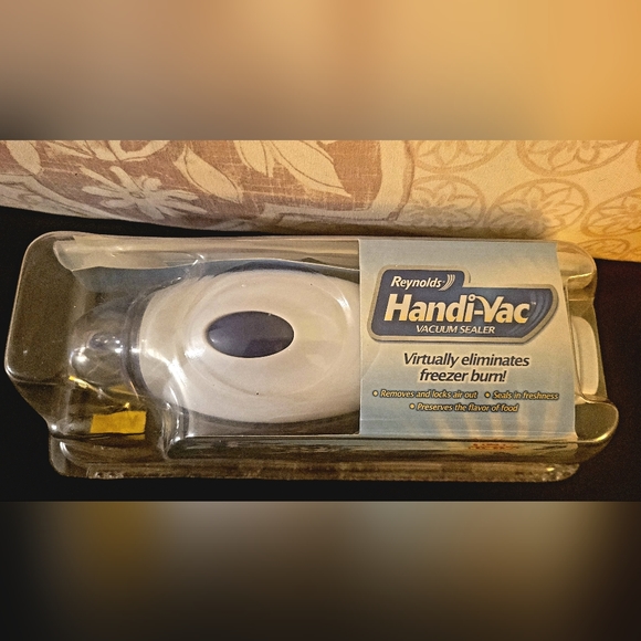 Reynolds handi-vac vacuum sealer starter kit! Never been opened! - Picture 3 of 7